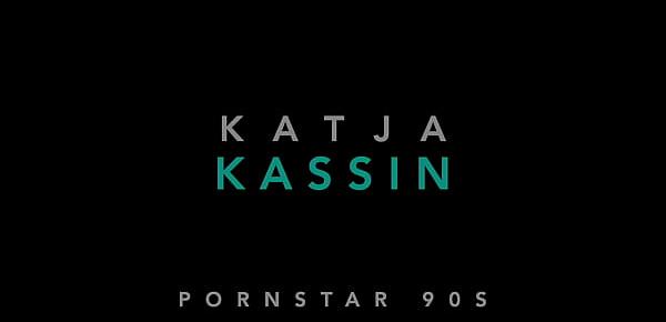  Katja Kassin se prend une grosse bite noire dans la piscine